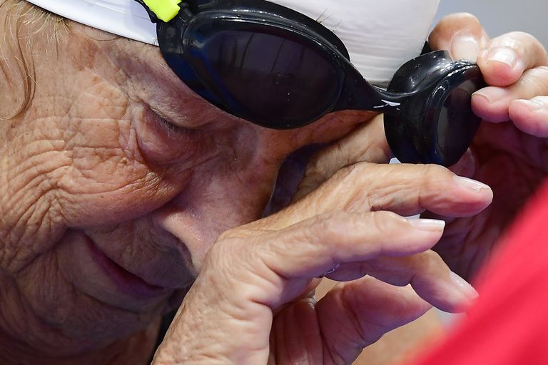 Megható képek a vizes világbajnokság legidősebb, 96 éves úszónőjéről