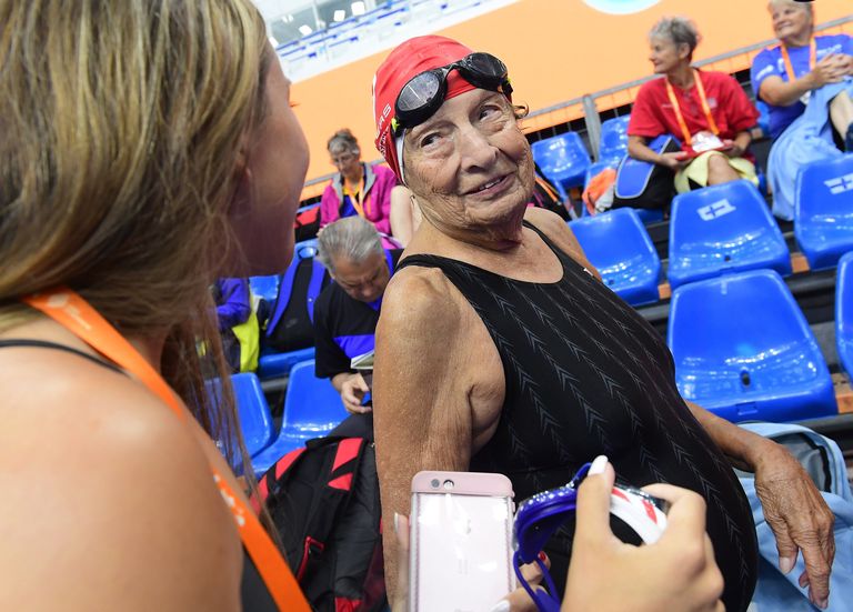 Megható képek a vizes világbajnokság legidősebb, 96 éves úszónőjéről