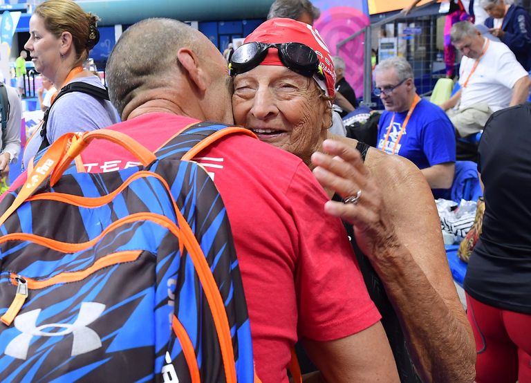 Megható képek a vizes világbajnokság legidősebb, 96 éves úszónőjéről