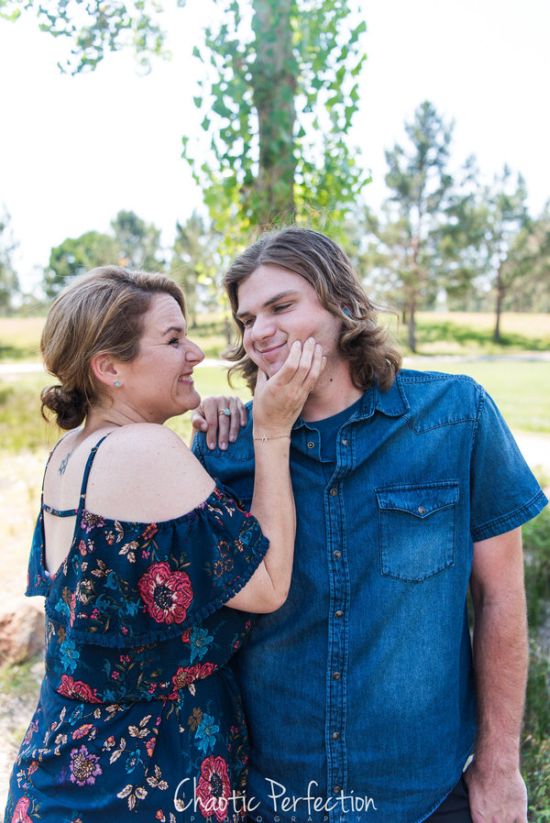 Újszülött fotózásra mentek a 21 éves fiukkal - az eredmény zseniális Újszülött fotózásra mentek a 21 éves fiukkal - az eredmény zseniális