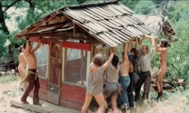 Együtt építik a házat a kommuna tagjai a Black Bear Ranch-on. 