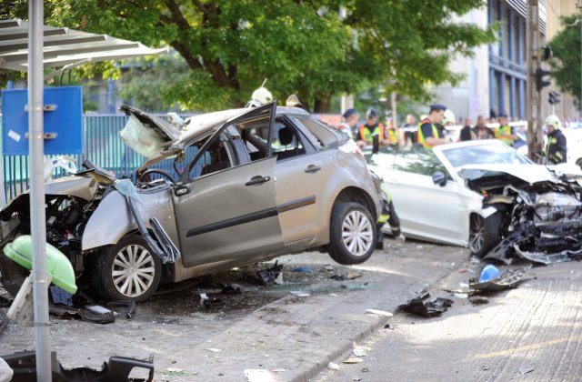 Ketten meghaltak, öten megsérültek a hétfői buszmegállós balesetben (Fotó: Mihádák Zoltán - MTI)