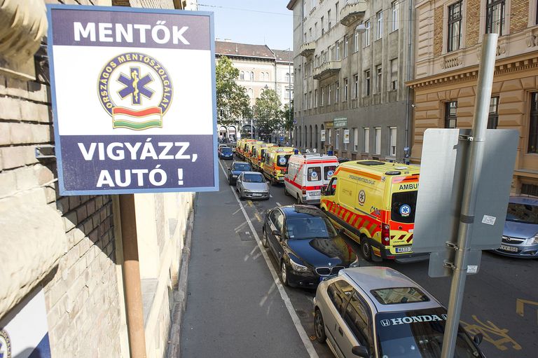 Így készülnek a mentők a tűzijátékra