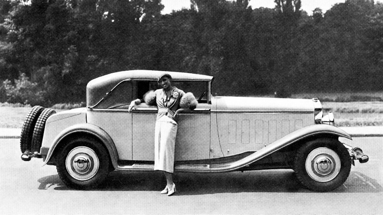 Josephine Baker elegáns Letourneur & Marchand típusú kabriója mellett, 1931-ben (Fotó: Getty Images)