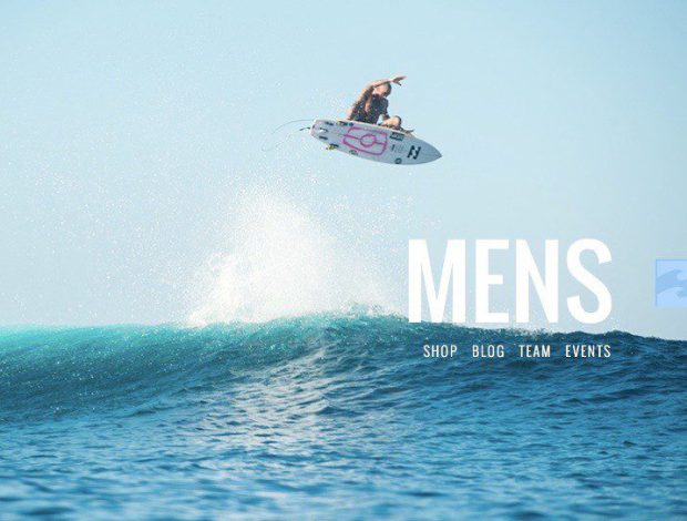 A férfiak szörföznek, a nők csak a melleiket barnítják a tengerparton A férfiak szörföznek, a nők csak a melleiket barnítják a tengerparton