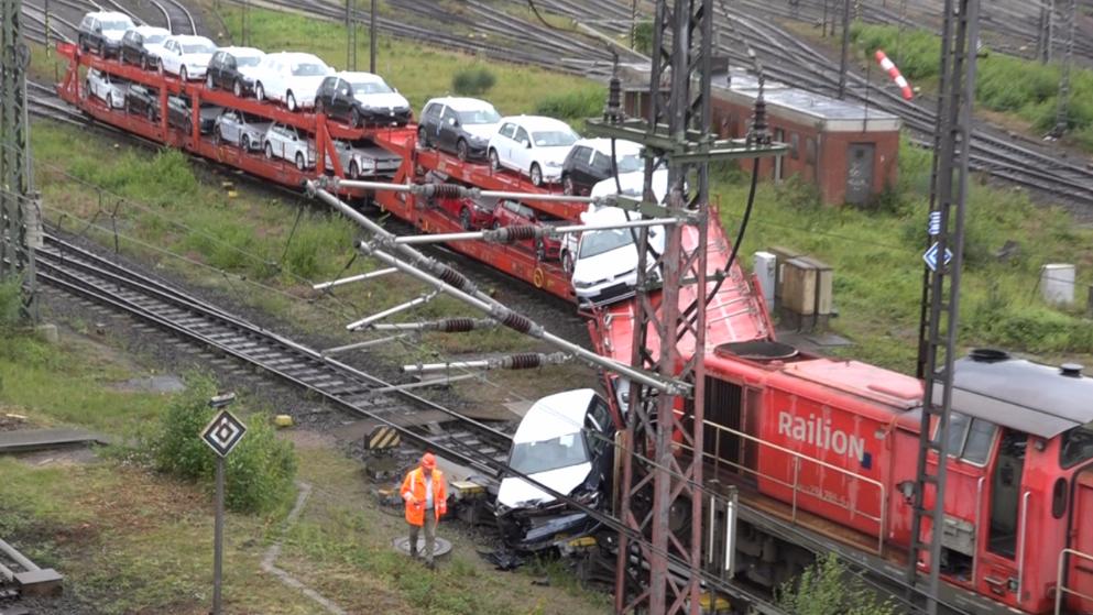 Vadiúj autók zuhantak le a kisiklott vonatról Vadiúj autók zuhantak le a kisiklott vonatról