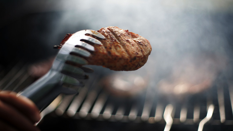 Bár a közhiedelem szerint a grillhúst nem jó forgatni, a tudomány mást mond (Fotó: Getty Images)