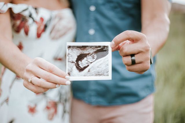 A fotós lekapta a pillanatot, amikor a férfi megtudta, hogy apa lesz