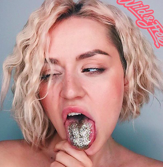 Csillogó nyelvek lepték el az Instagramot Csillogó nyelvek lepték el az Instagramot