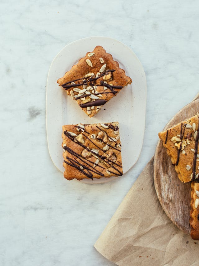 Szuperegyszerű banános torta, ropogós magokkal