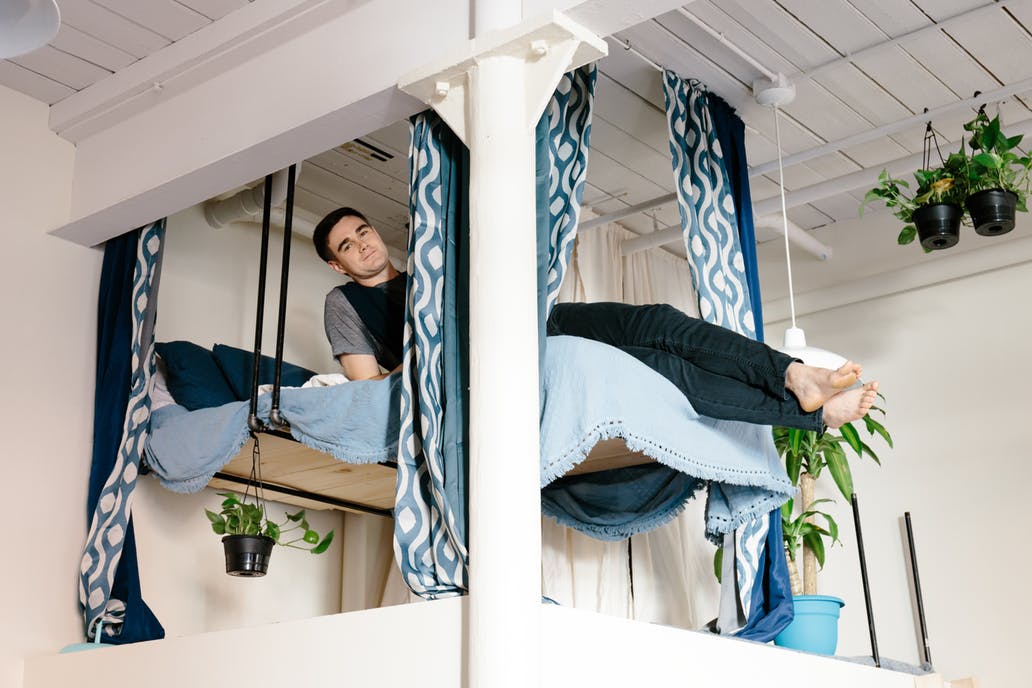 Ebben a bohém művészlakásban van a legmenőbb galériaágy, amit eddig láttál Ebben a bohém művészlakásban van a legmenőbb galériaágy, amit eddig láttál