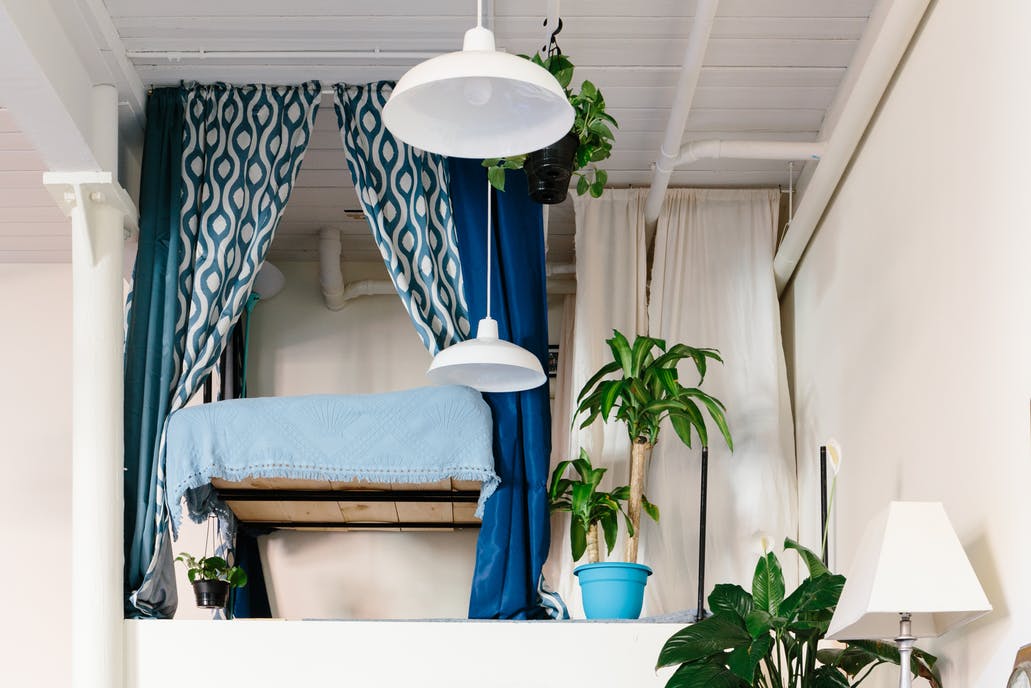 Ebben a bohém művészlakásban van a legmenőbb galériaágy, amit eddig láttál