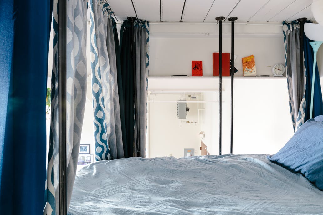 Ebben a bohém művészlakásban van a legmenőbb galériaágy, amit eddig láttál