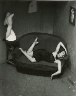 André Kertész: Szatirikus táncosnő. 1926/1967 körül. Zselatinos ezüst. 25,3 × 20,3 cm. Magyar Fotográfiai Múzeum