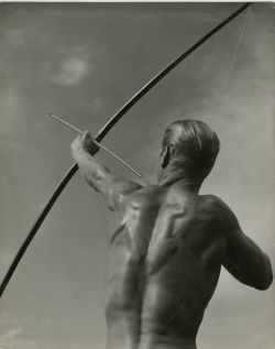 Járai Rudolf: Az íjász. 1943. Zselatinos ezüst. 37,2 × 29,7 cm. Magyar Fotográfiai Múzeum