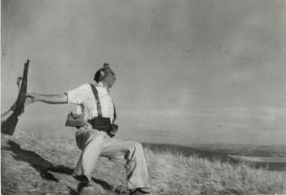 Robert Capa: A milicista halála. 1936/1970. Zselatinos ezüst. 28 × 36 cm. Magyar Fotográfiai Múzeum