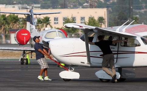 Connor Cruise repülni tanul