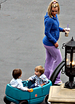 Britney a fiaival tölthette az anyák napját