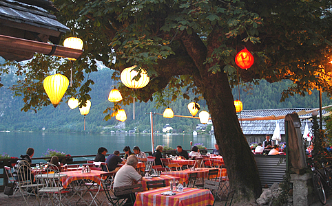 Romantikus vacsora a tó partján