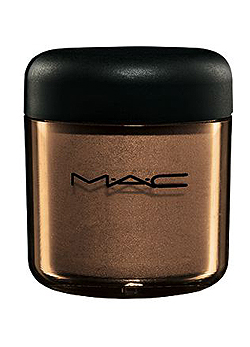 Mac, arany pigment Teheted a szemedre, simíthatsz egy cseppet az arcodra, de a színtelen körömlakkodat is feldobhatod vele (egyszerűen keverj-rázz hozzá egy picit)