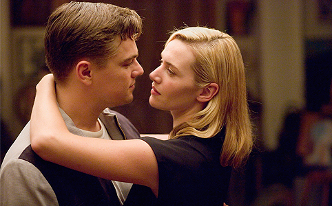 Kate Winslet és Leonardo DiCaprio A szabadság útjai című filmben