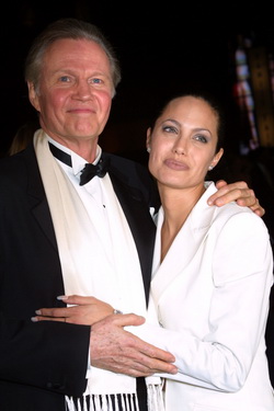 Jon Voight és Angelina Jolie 2001-ben