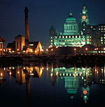 Az Albert Dock éjszakai képe Liverpoolban
