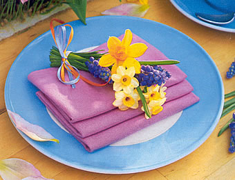 Helyezz friss tavaszi virágcsokrot a tányérokra