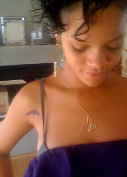 Rihanna pisztolyt tetováltatott magára - FOTÓVAL