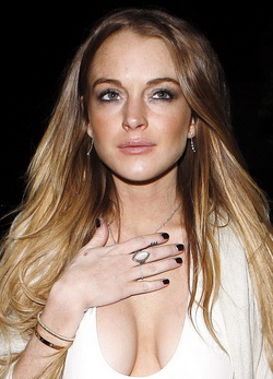 Lindsay Lohan revüben vetkőzhet 