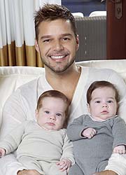 Ricky Martin egy pasival együtt neveli a fiait!