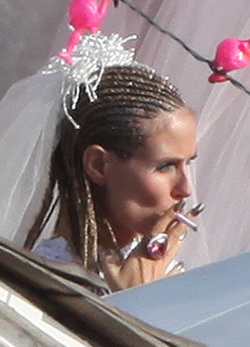 Heidi Klum terhesen dohányzik