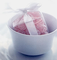 A fehér szaténszalaggal átkötött cukorkásdoboz, amely egy porceláncsészében várakozva jelzi az étkezés végét, a rózsaszín és a fehér csinos kombinációja. 