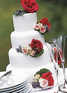 Élő virágokkal (rózsa, levendula) hatékonyan kihangsúlyozhatjuk egy egyszerű mázzal rendelkező torta szép formáját.