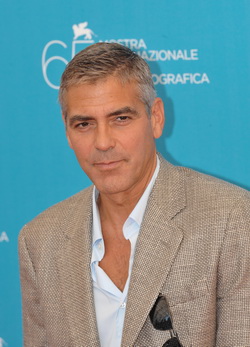 George Clooney a nők helyett halott malacával foglalkozik