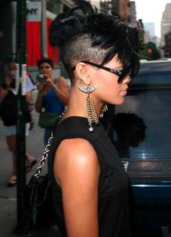 Rihanna félig kopaszra nyíratta magát