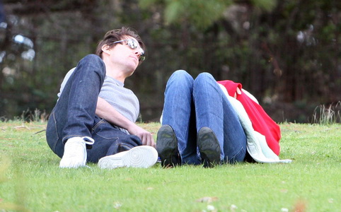 Tom és Katie szerelmesen enyelegtek a parkban