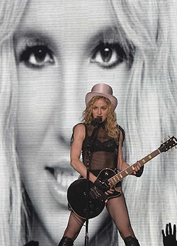 Madonna is csak kihasználja Britney-t!
