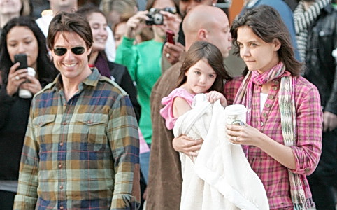 Tom Cruise követeli a második gyereket