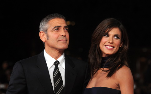 Clooney nője pucérkodik