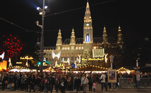 Ilyen tömegre számíthatsz a legnépszerűbb adventi vásáron (Bécs, Rathausplatz, 2009. december 5.)