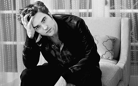Vérét félti a kiéhezett nőktől Robert Pattinson
