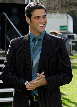 Flack nyomozó dörzsöli a kezét