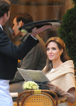 Angelina Jolie-t szemmel tartják