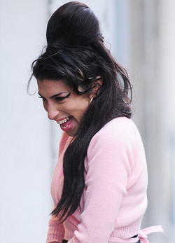 Amy Winehouse végre normálisan néz ki!