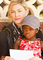 Madonna Afrikában ragadt