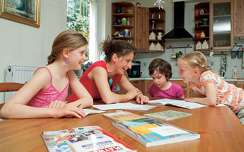 Bodnár Judit délutánonként együtt tanul a gyerekeivel: nagylányával, Dórával és az ikrekkel: Petrával és Lucával
