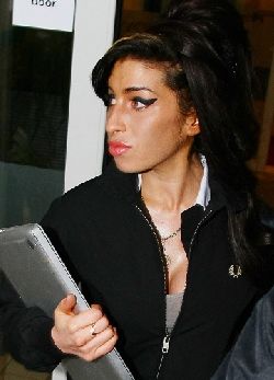 Amy Winehouse az exférjét viszi Kubába