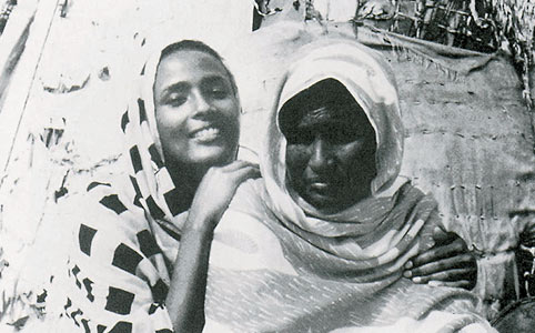Édesanyjával Szomáliában. Volt ereje kiemelkedni közegéből, de sosem felejtette el, honnan jött.