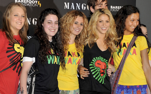 Shakira feszes pólóban kampányol a gyerekekért 